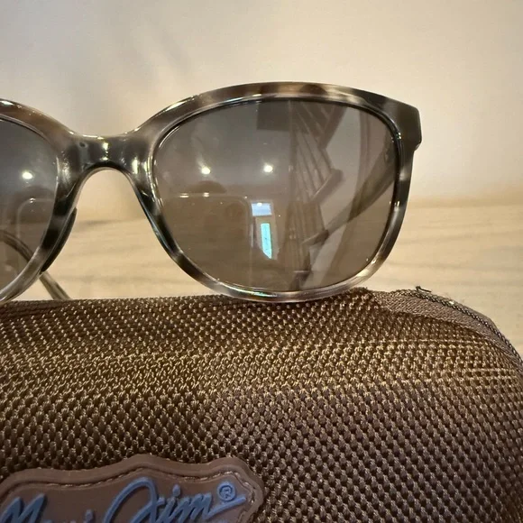 Maui Jim Honi Grey Tortoise Stripe Polarized Sunglasses - Picture 3 of 9